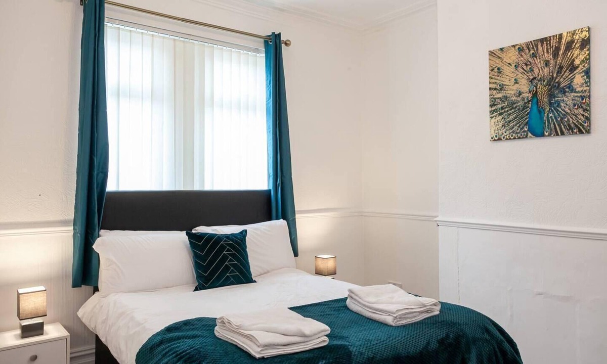 Hanley House | 4 Bed House, Sleeps 9, Free Parking