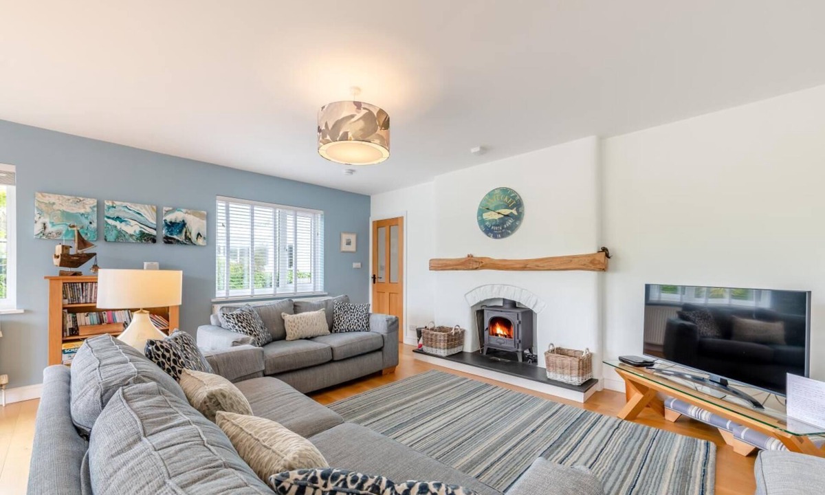Chillington Cottage | 4 Bed in Frogmore (oc-bc721)