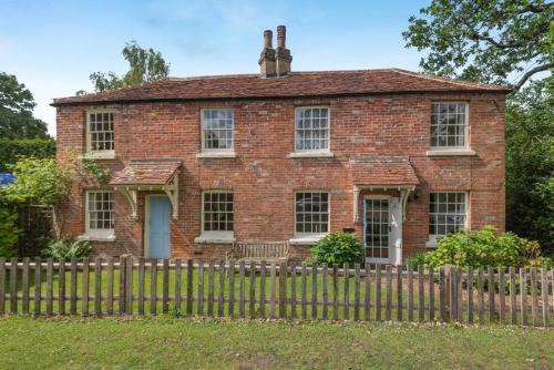 New Forest District House | 4 Bed in Lyndhurst oc-57407