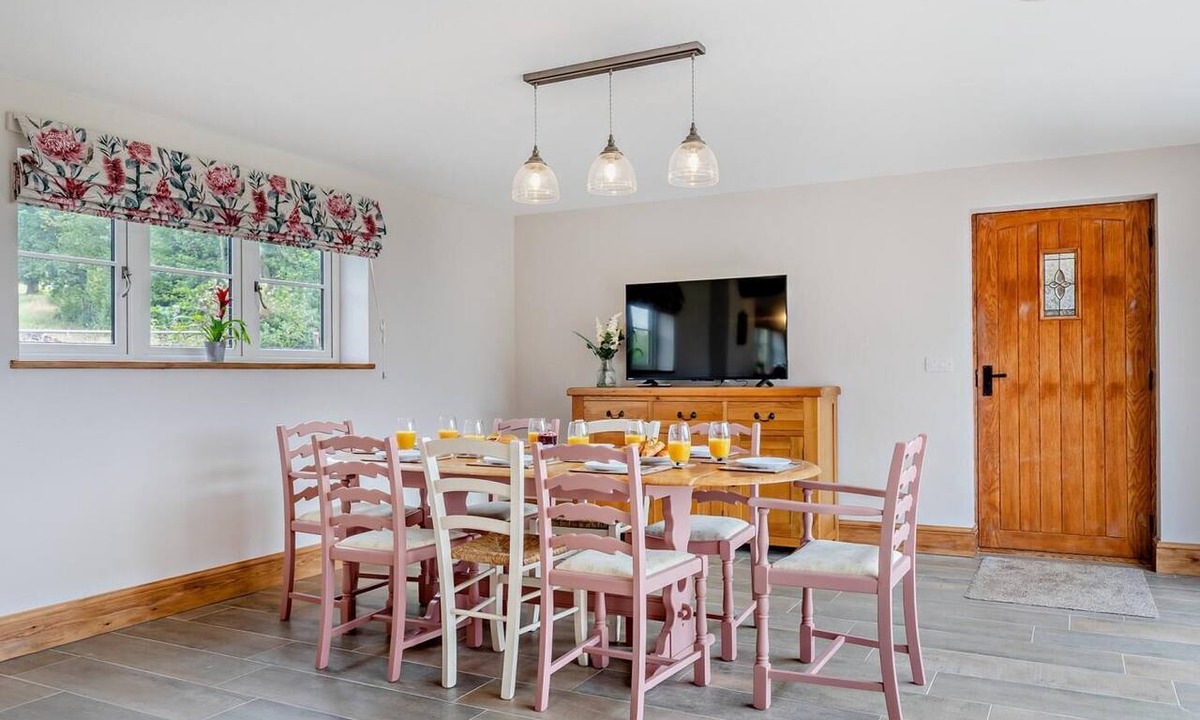Tunstall Cottage | 4 Bed in Stoke-on-trent (oc-95163)