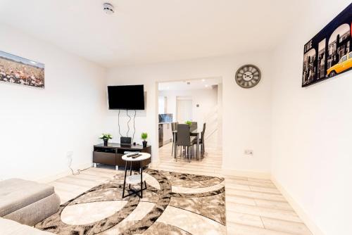 Crewe House | 4 Bedroom 4 bathroom Habour place in Crewe by M&R Serviced Home, Perfect for Contractors & Business, FREE Off road Parking- Sleeps 8