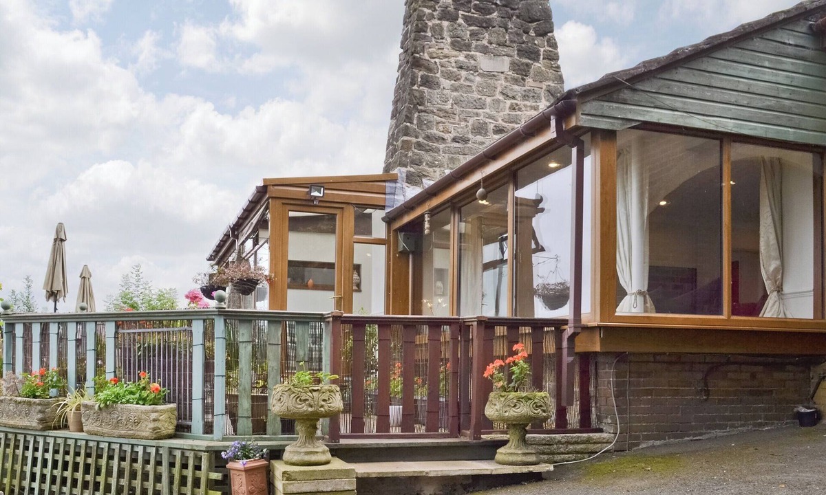 Sutton-in-Ashfield Cottage | 4 bedroom accommodation in Huthwaite, near Sutton-in-Ashfield