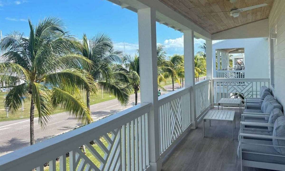 Nassau House | 4-bedroom house in delightful Nassau with WiFi, fitness room, AC - PALM CAY