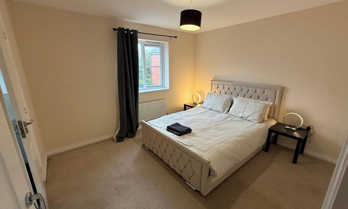 Aylesbury House | 4 Bedroom house Sleeps 8 - Free Parking - Garden