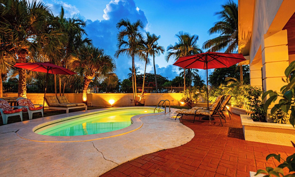 Westward Villas Subdivision House | 4-bedroom House with private Pool - walking distance to Baha Mar and Beach