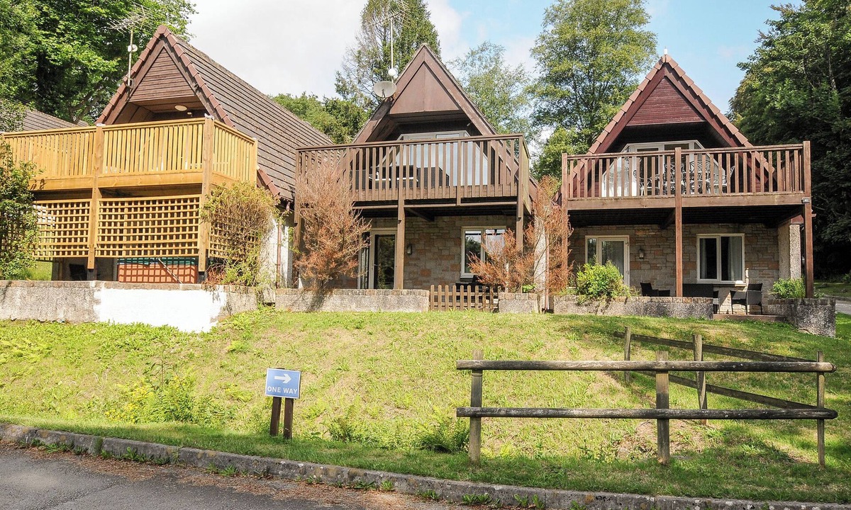 St. Ann's Chapel Cottage | 42 VALLEY LODGE, pet friendly, with pool in Callington