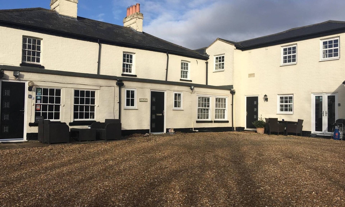 St Neots House | 4BR & 4 Bathroom Cottage Parking Garden Near St Neots