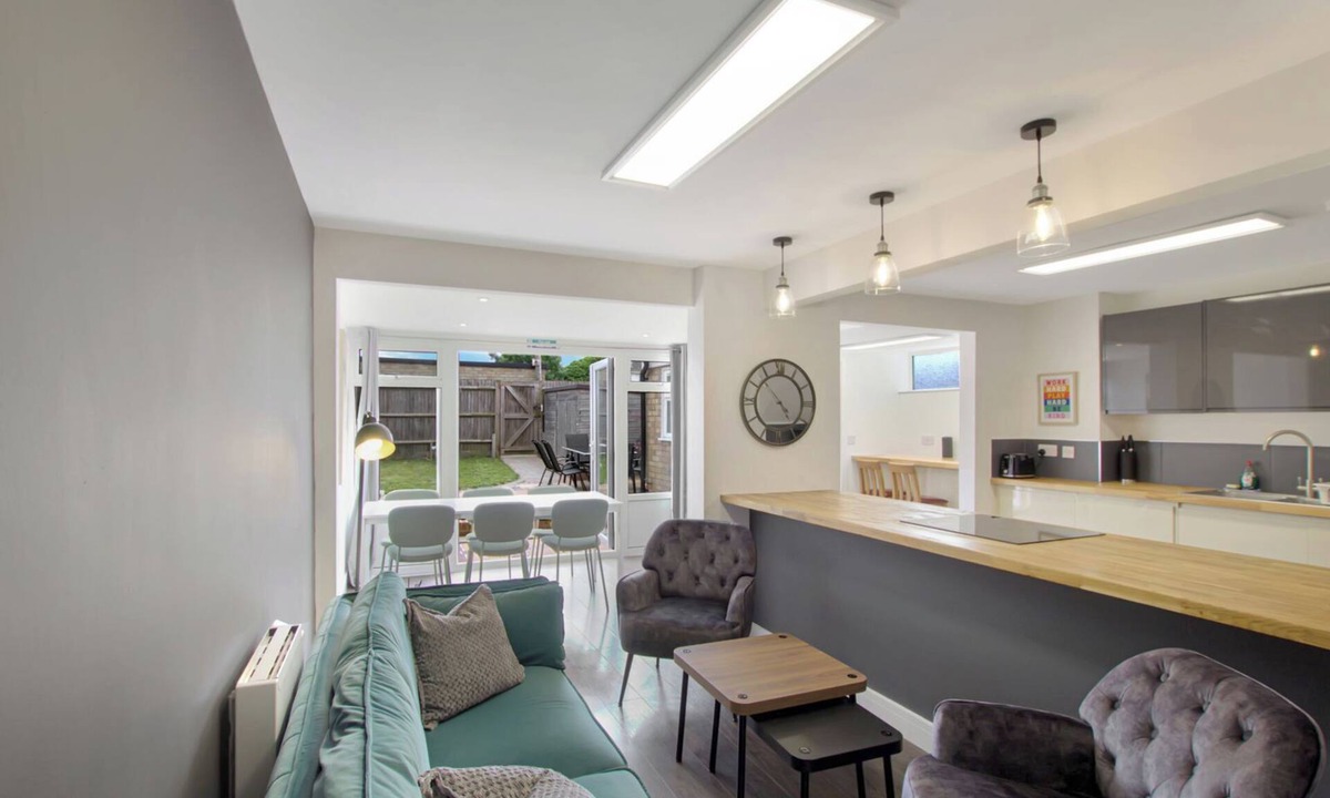 Hemel Hempstead House | 4BR Spacious Home | Garden & Parking | Long Term