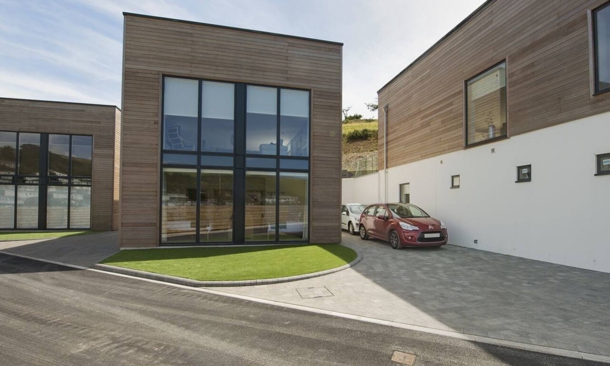 Bigbury-on-Sea Cottage | 5 BEACHDOWN, pet friendly, luxury holiday cottage in Challaborough
