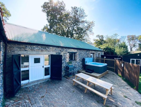 Isle of Thanet House | 5 Bed Barn Conversion - with private hot tub