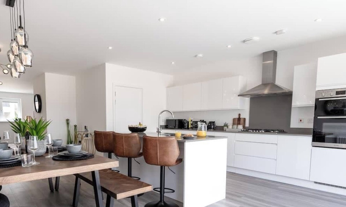 Milton Keynes House | 5-Bed Home | Canal Views | Parking for 2+ Cars