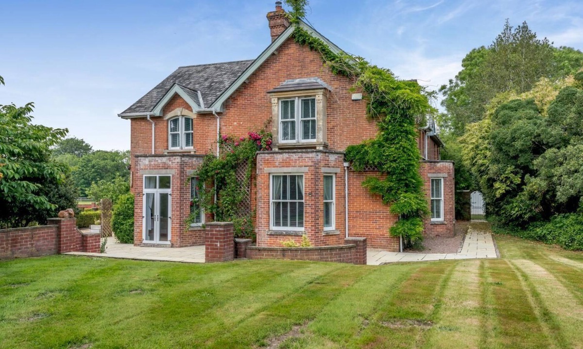 New Forest District Cottage | 5 Bed in Blashford (oc-b32253)