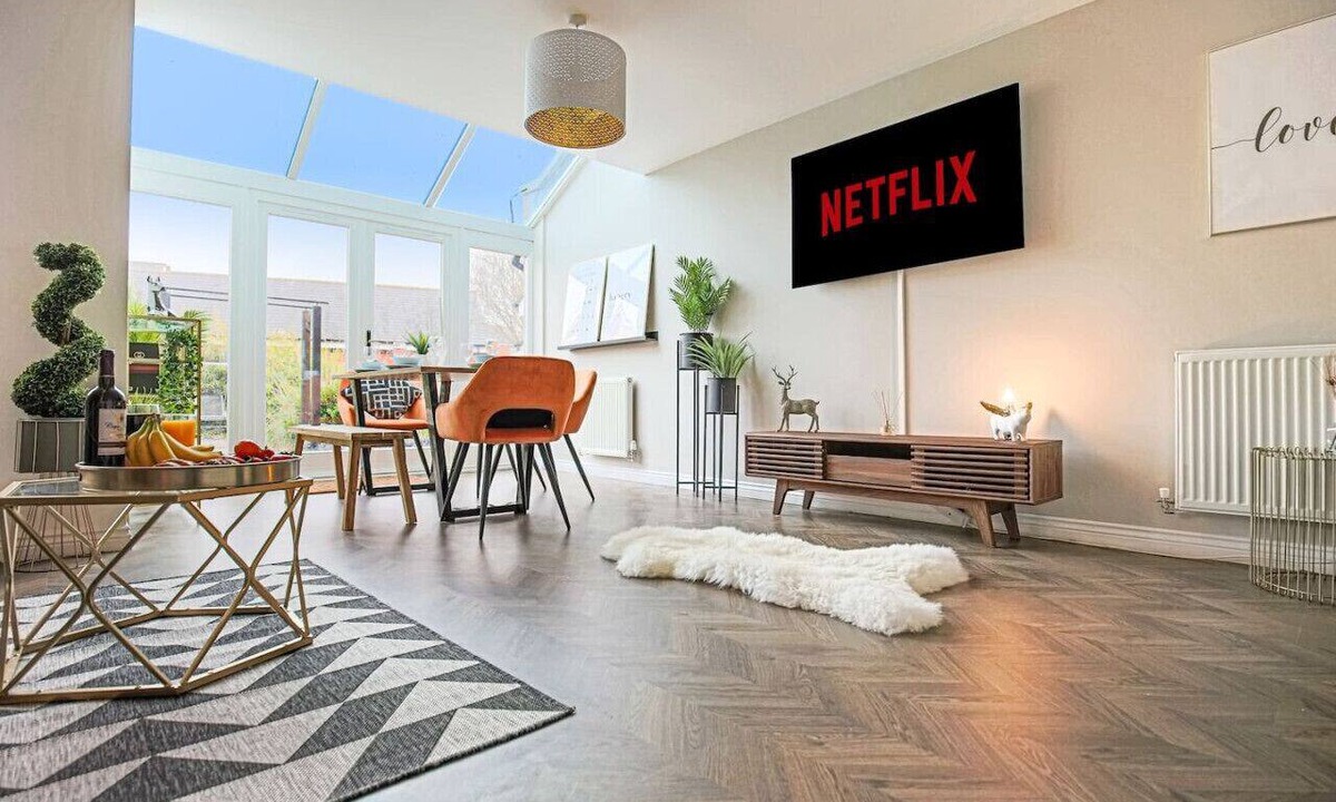 Milton Keynes House | 5 Bedroom 3.5 Bathroom House 1600+ Sq Ft Driveway Parking Sky TV By Yoko Property