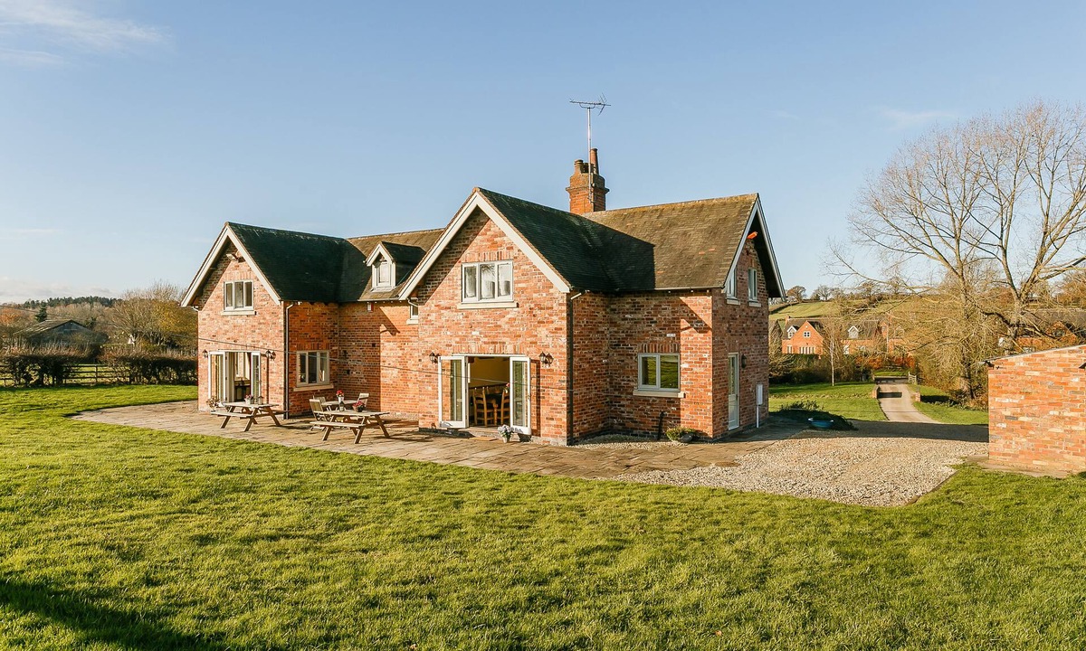 King's Bromley Other | 5 bedroom/5 bathroom Self catering cottage - sleeps 14 - Hot Tub available