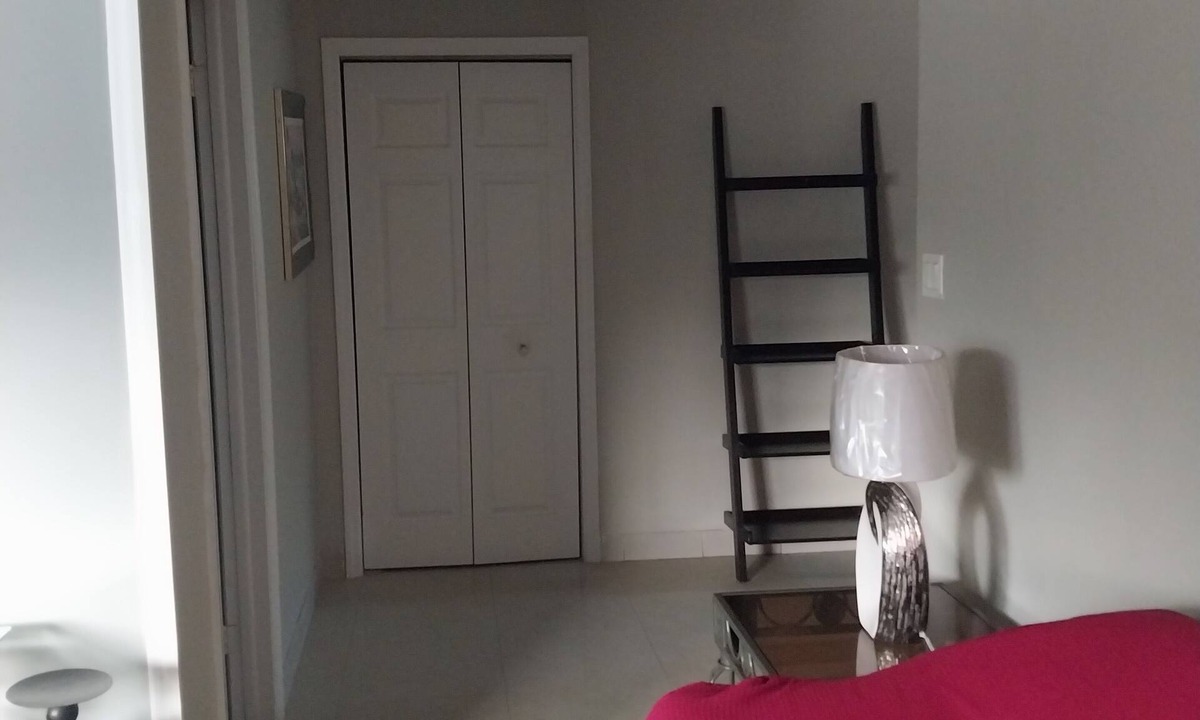 Farmer's Hill Apartment | 5 mins away from public beach and 3 min from grocery store!