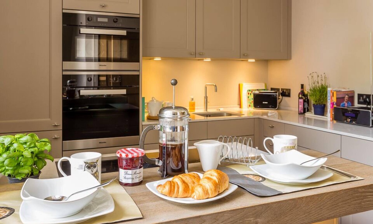 Exeter Apartment | 5* reviews - Apt in iconic bldg, Exeter, King Beds, 2 Baths, parking, gym, EV.