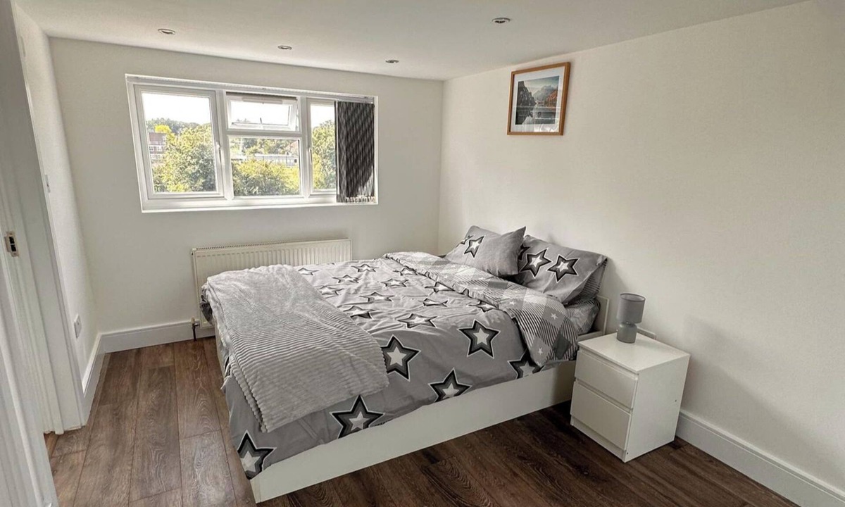 Hillingdon House | 6-Bed 3-Bath Home - Sleeps 14 & Free Parking