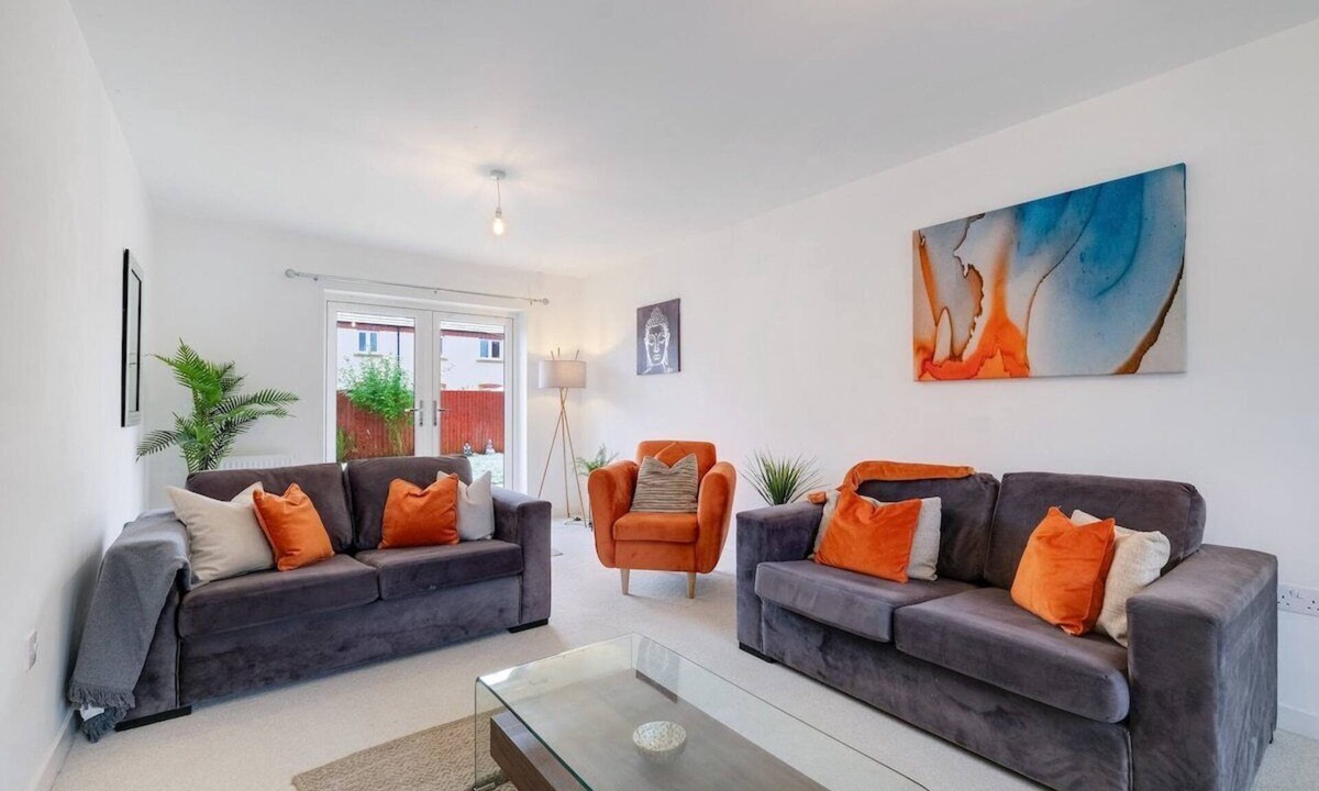 Bicester House | 6 Bedroom 3.5 Bathroom House in Bicester Village