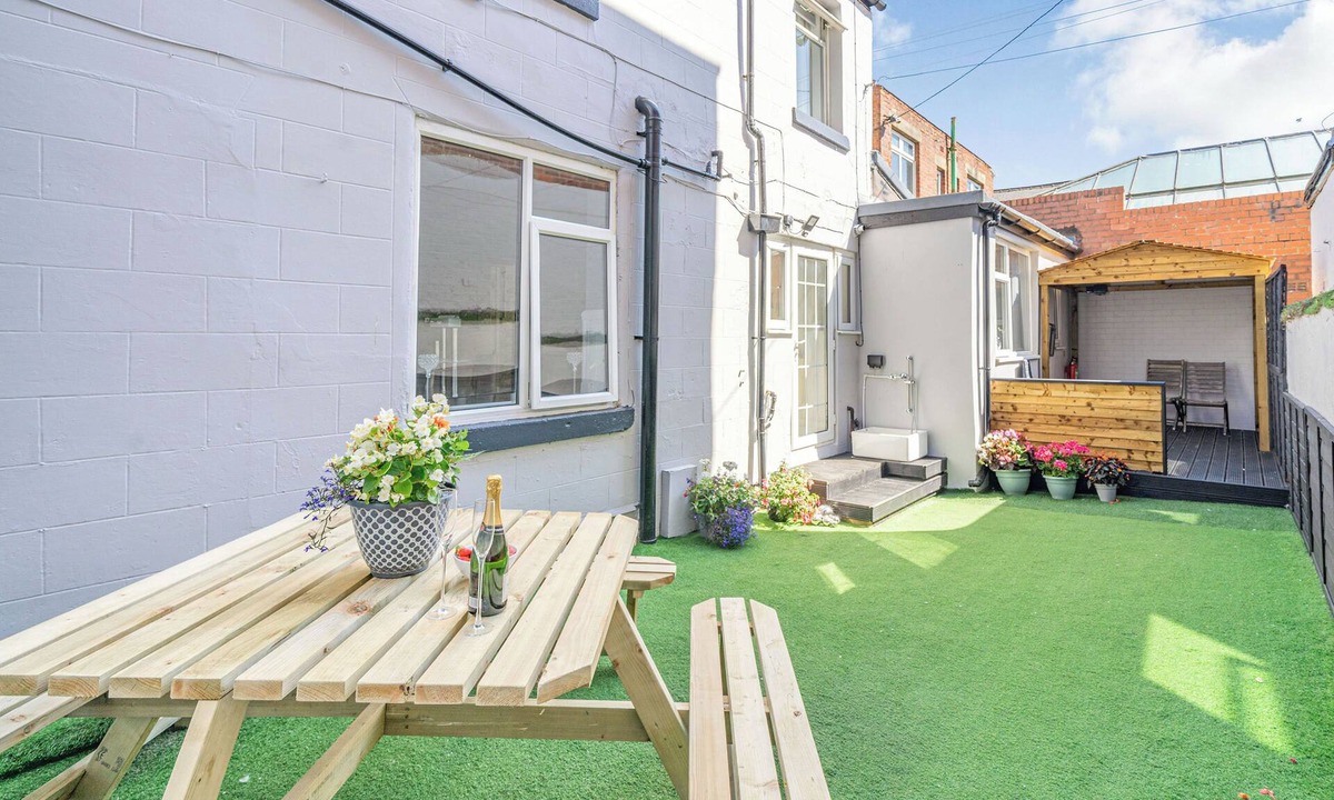 Blackpool Town Center Cottage | 6 bedroom accommodation in Blackpool