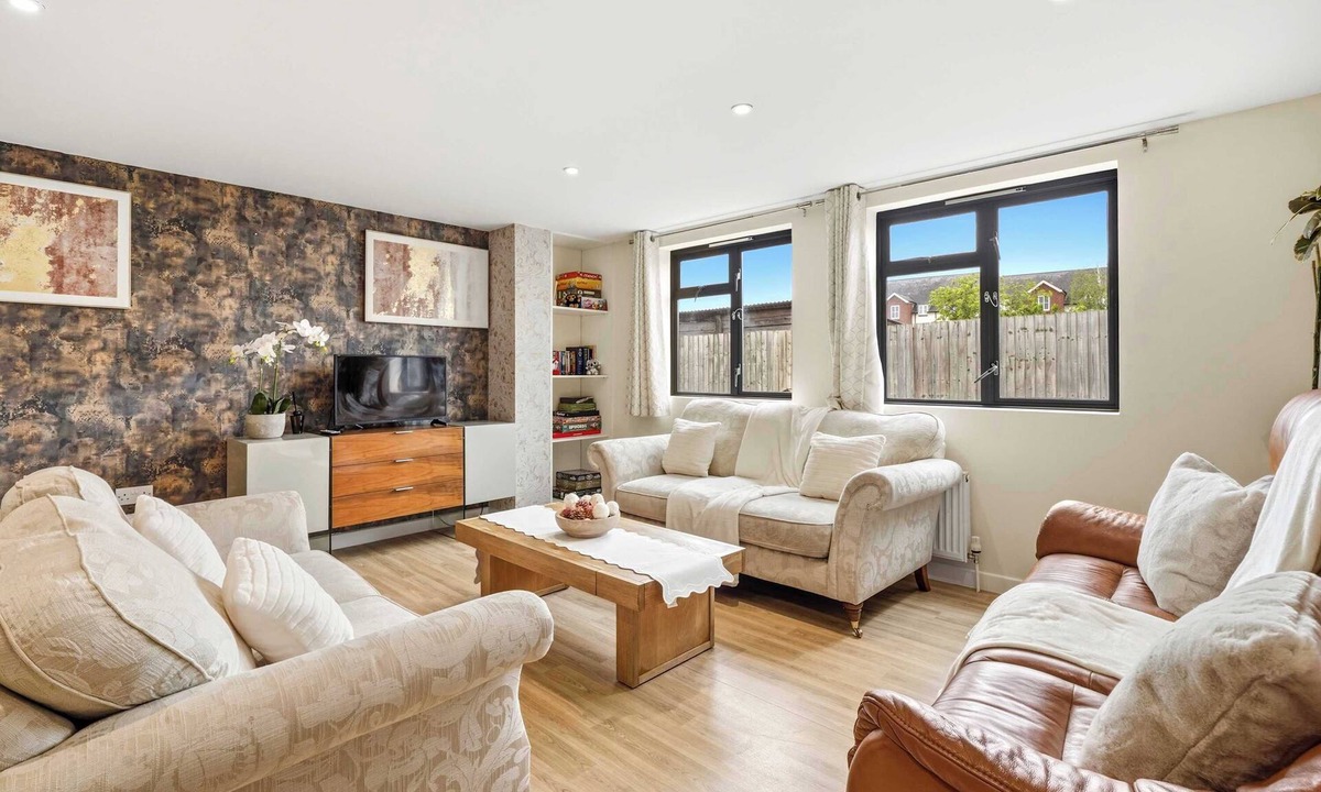 Aylesbury House | 6-Bedroom Family Haven with Garden in Aylesbury