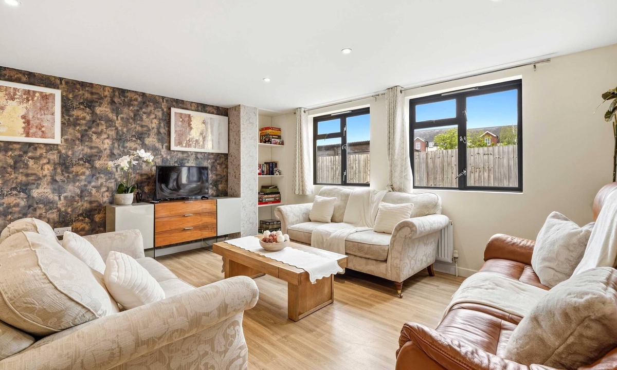 Aylesbury House | 6-Bedroom Family Haven with Garden in Aylesbury