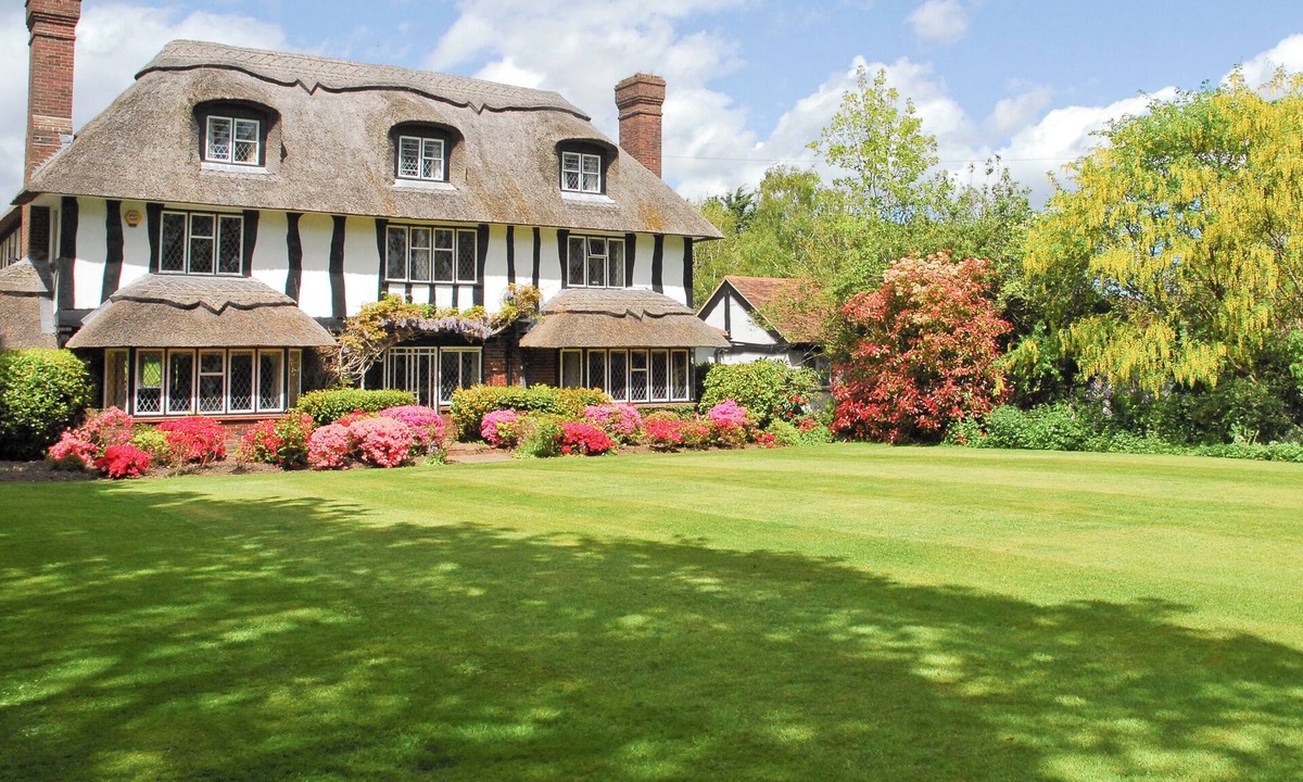 New Forest District Cottage | 7 bedroom accommodation in Hordle, near Lymington