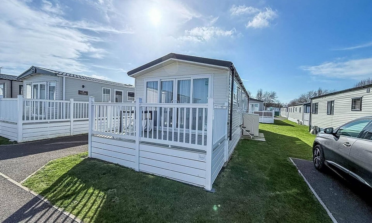 Hopton House | 8 berth caravan with decking and WiFi at Broadland Sands Park ref 20064CF