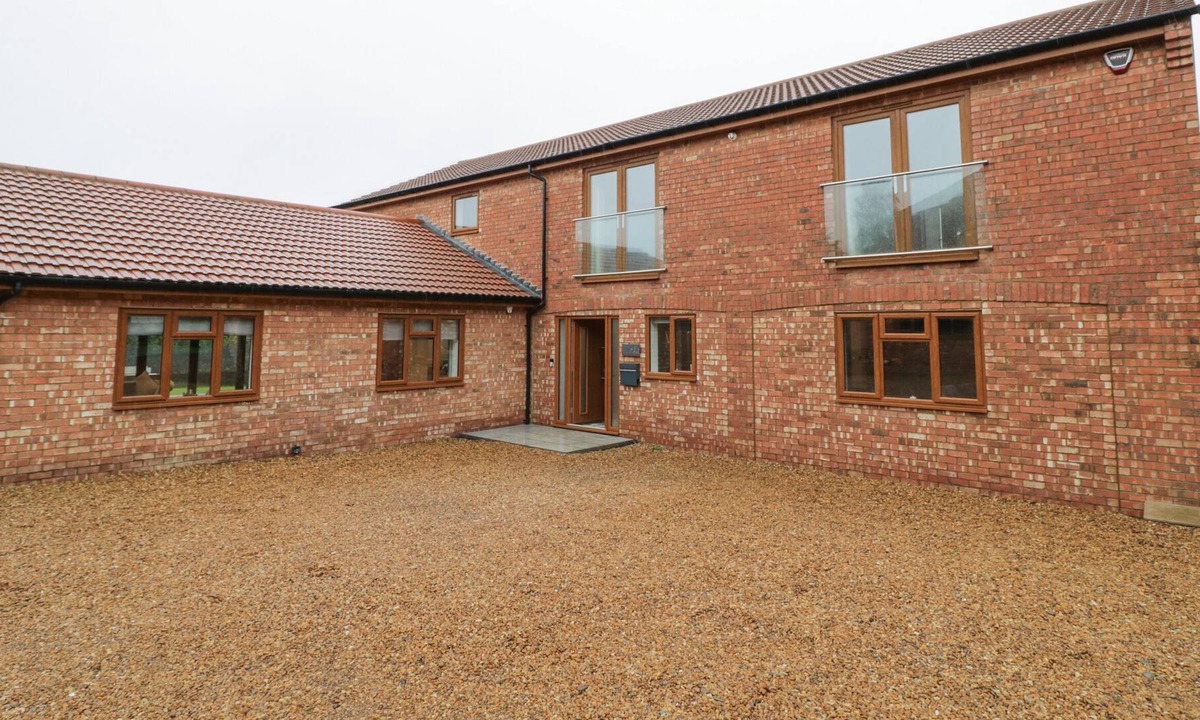 Desborough House | 85A BRAYBROOKE ROAD, family friendly, with hot tub in Desborough