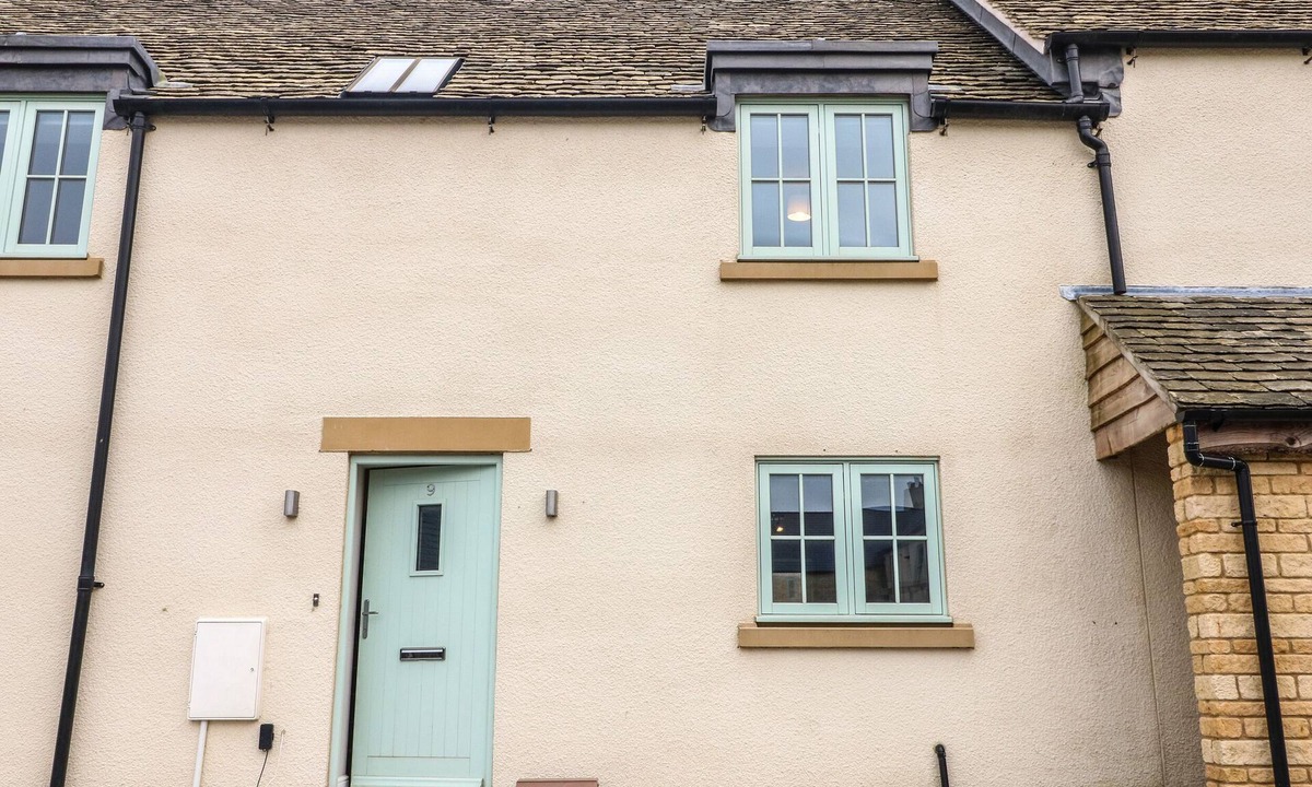 Chedworth House | 9 WINDRUSH HEIGHTS, pet friendly, with a garden in Burford