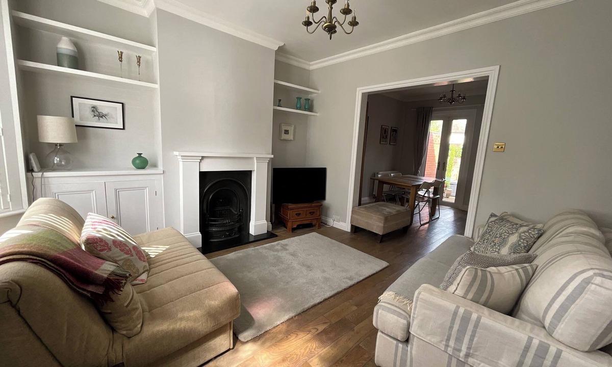 Henley House | A delightful two-bedroom home on Harpsden Rd offering an ideal escape. Sleeps 4.