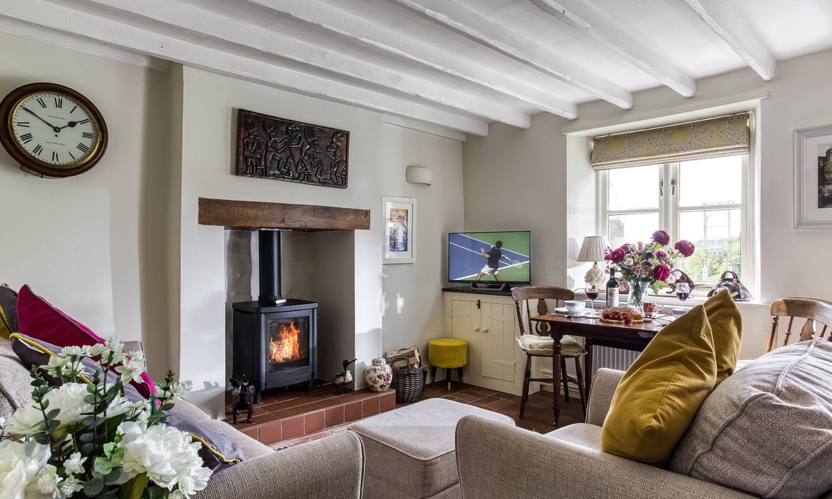 Crich Cottage | A delightful stone property that has a traditional countryside charm.