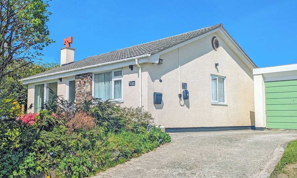 Warbstow Cottage | A great, three-bedroom bungalow, with front and back gardens.