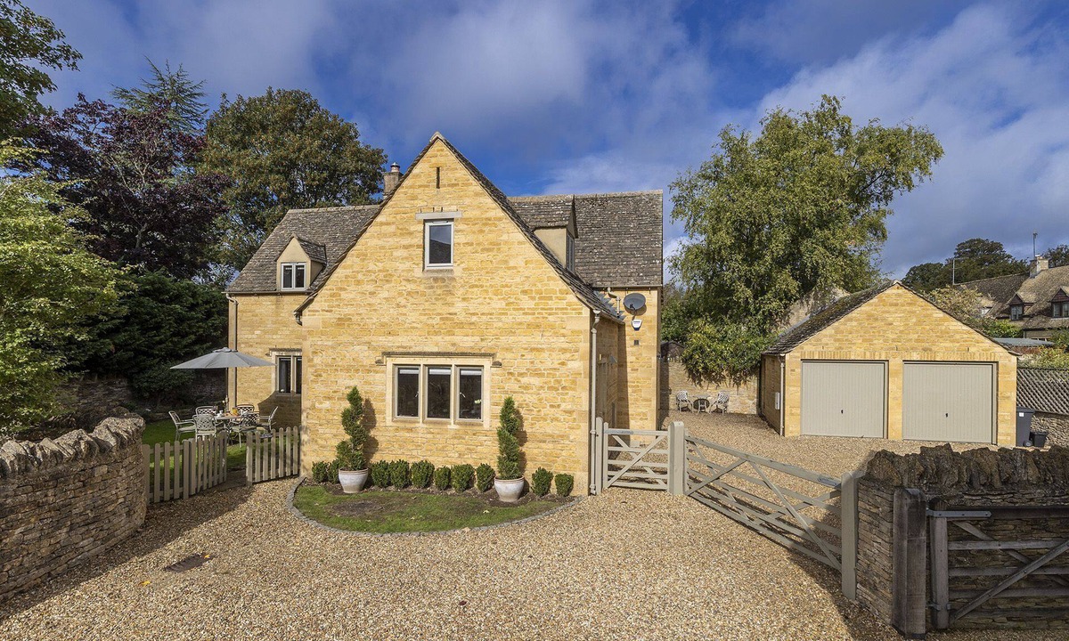 Lower Slaughter Cottage | A stunning property nestled in one of the prettiest Cotswold villages - St Mary's Cottage