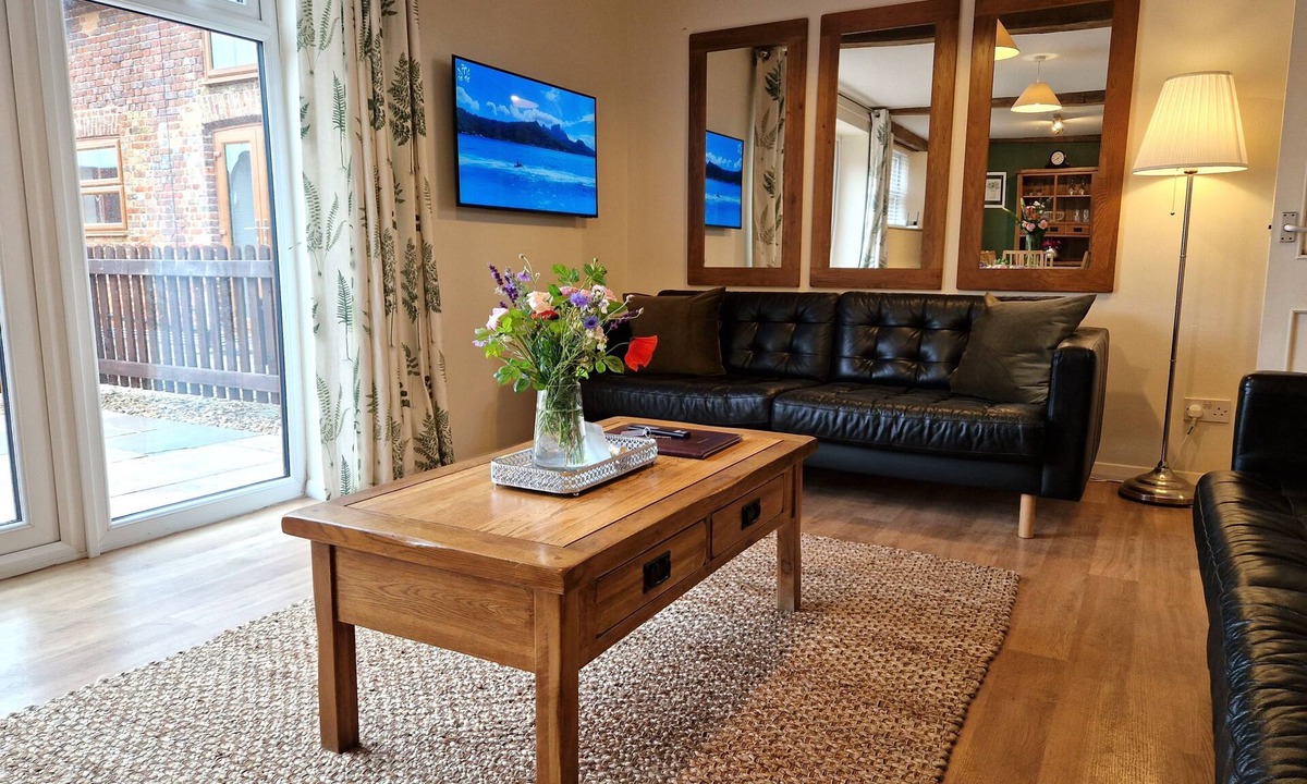 Ivinghoe Cottage | A thee bedroom, one bathroom that sleeps 5 guests in 3 bedrooms