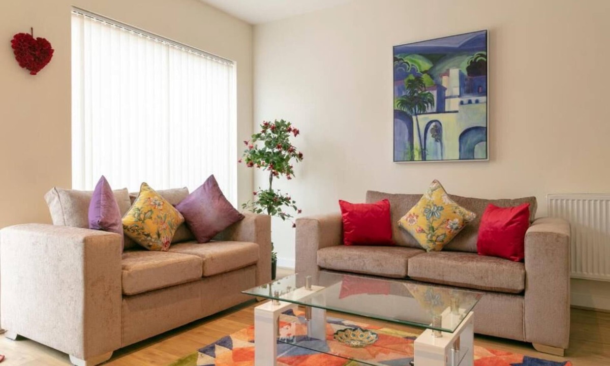 Trumpington House | Addenbrookes Townhouse with Parking and sleeps 6 ; 5 mins to Papworth hospital
