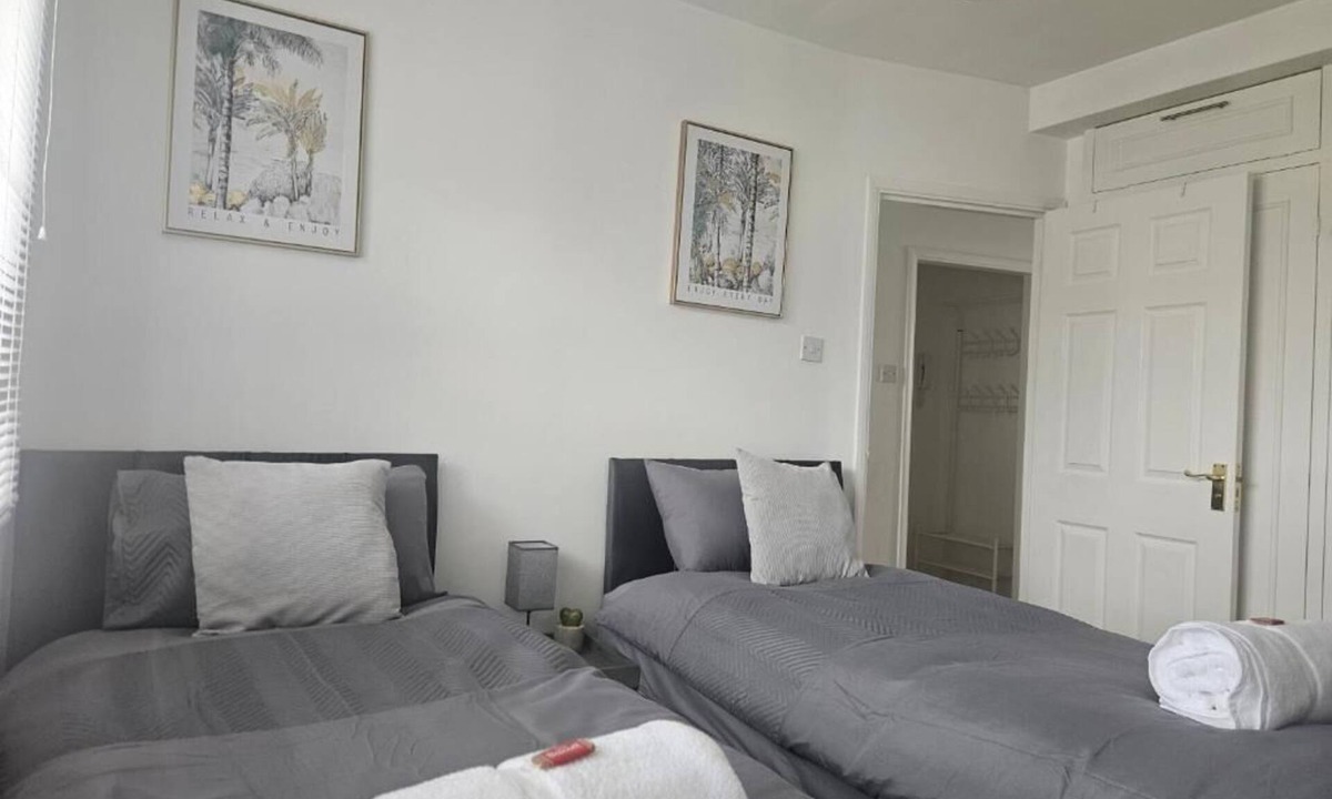 St Albans Apartment | Affordable Stylish Fully Furnished 2 Bedroom Apartment,sleeps upto 6 people
