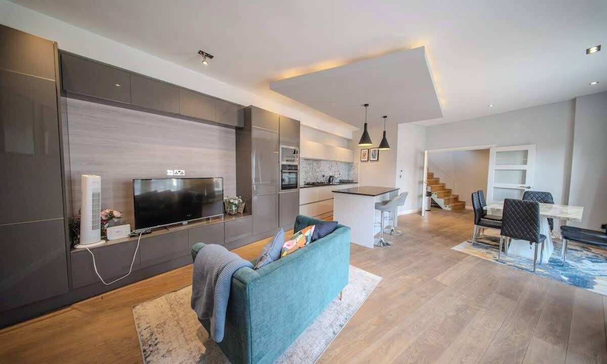 Cantelowes House | Agar Villa 2BR Home with Garden & Hot Tub
