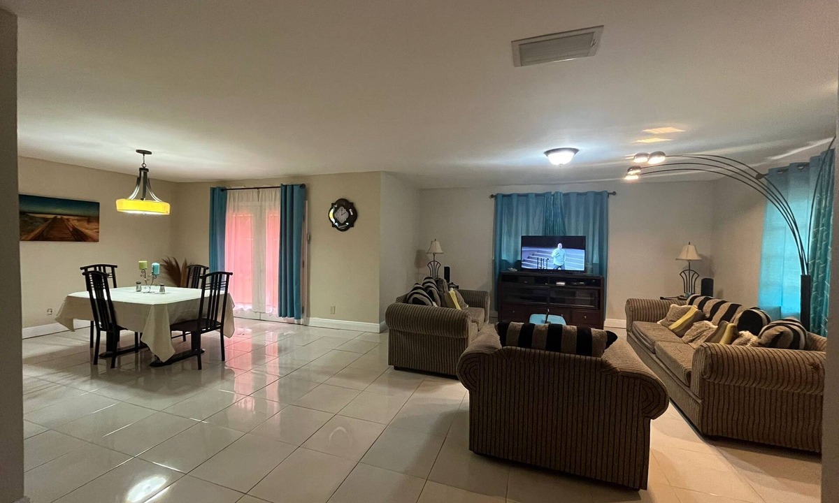 Bahamia West House | Amazing getaway near Xanadu Beach with Central Air, WiFi & free parking.