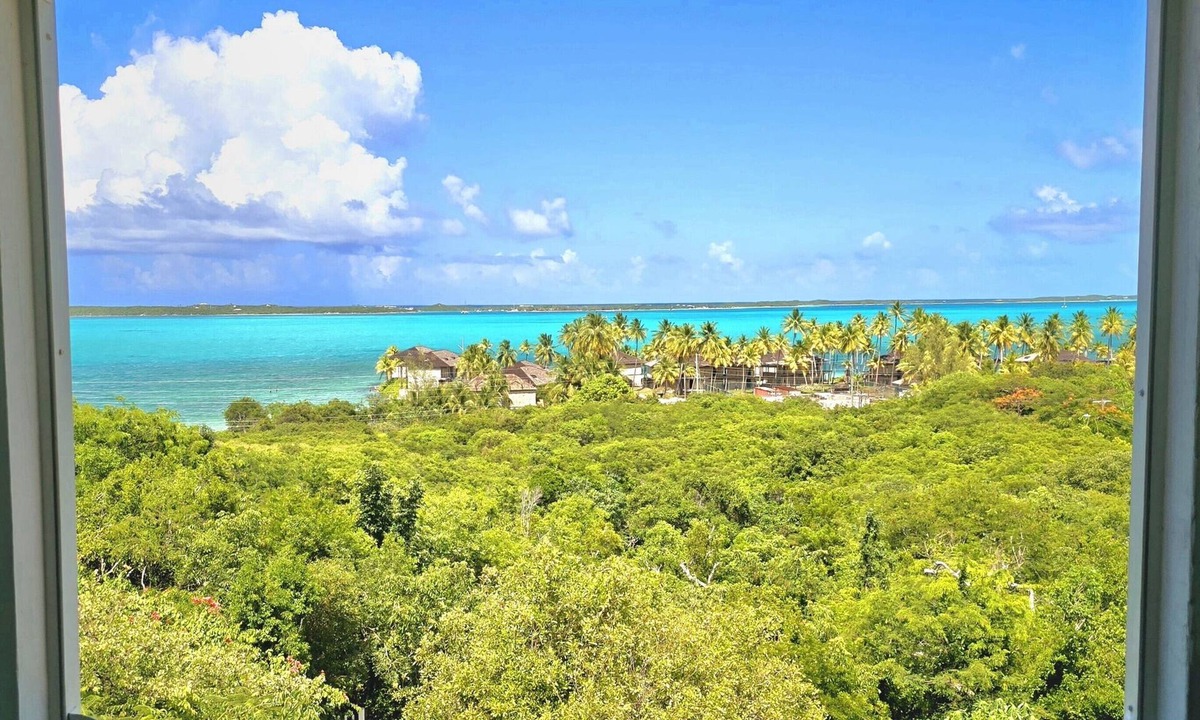 George Town House | Anchorage Villa: New Heated Pool! Spacious w/OceanViews, Steps to Beach!