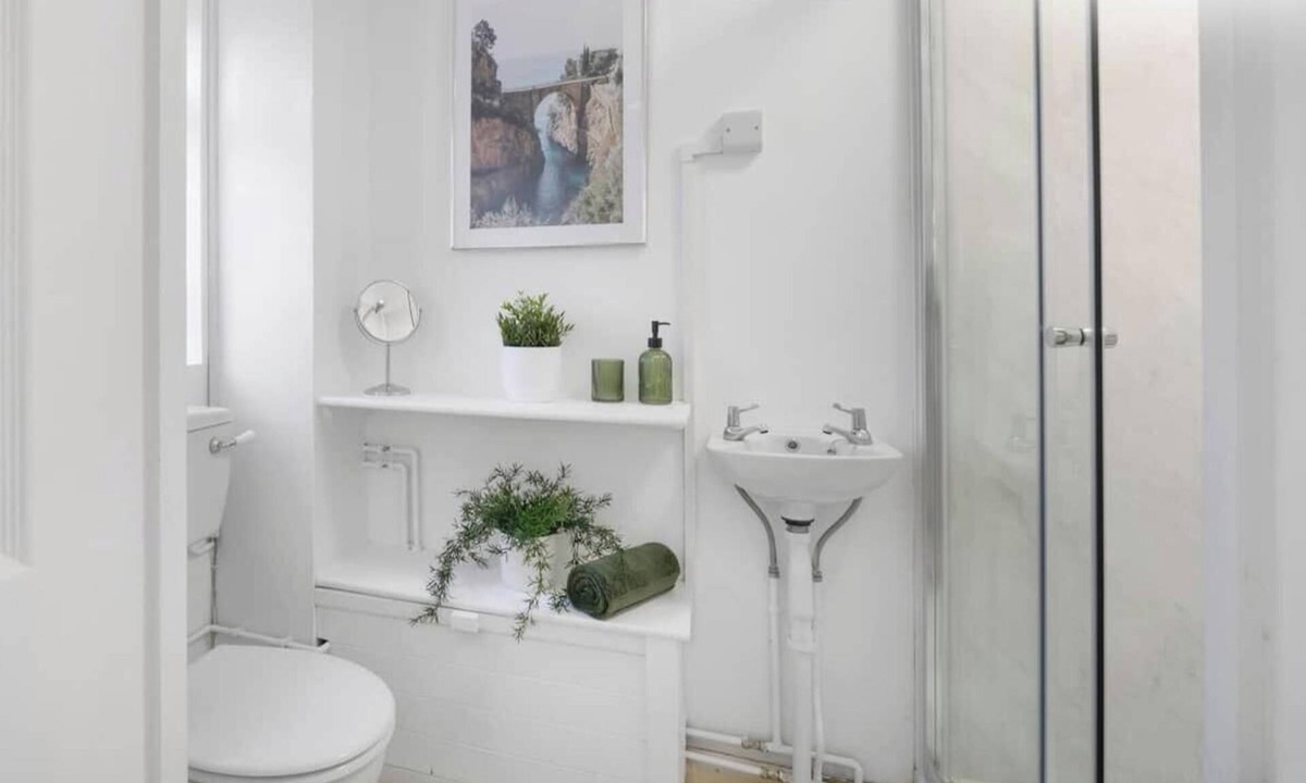 Peterborough House | Angus Suites is a modern 4 bedroom house near Peterborough City Centre. Includes free WiFi, Smart TV, a fully equipped kitchen, private garden, and free parking. Situated in a quiet residential area with open field views.