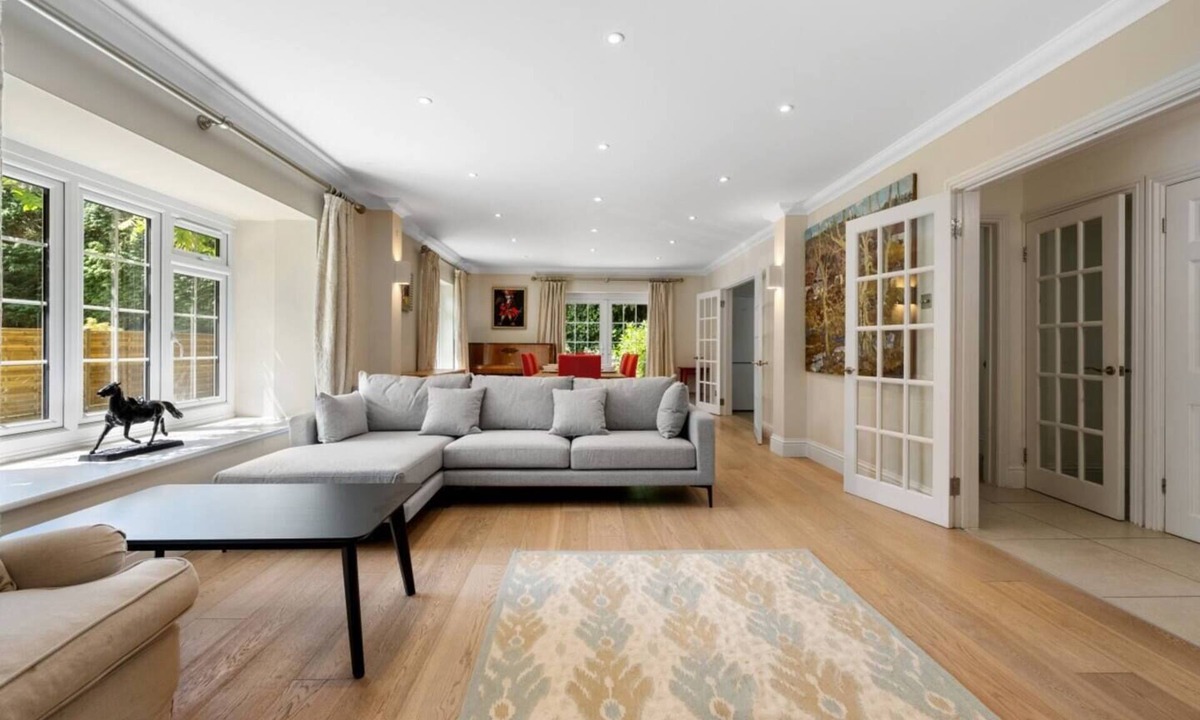 Sunninghill House | Ascot Haven: 4BR 2Bath FREE Spacious Priv Parking
