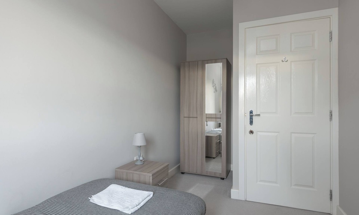 Bletchley House | Ashland House - close to Stadium and Shopping Centre