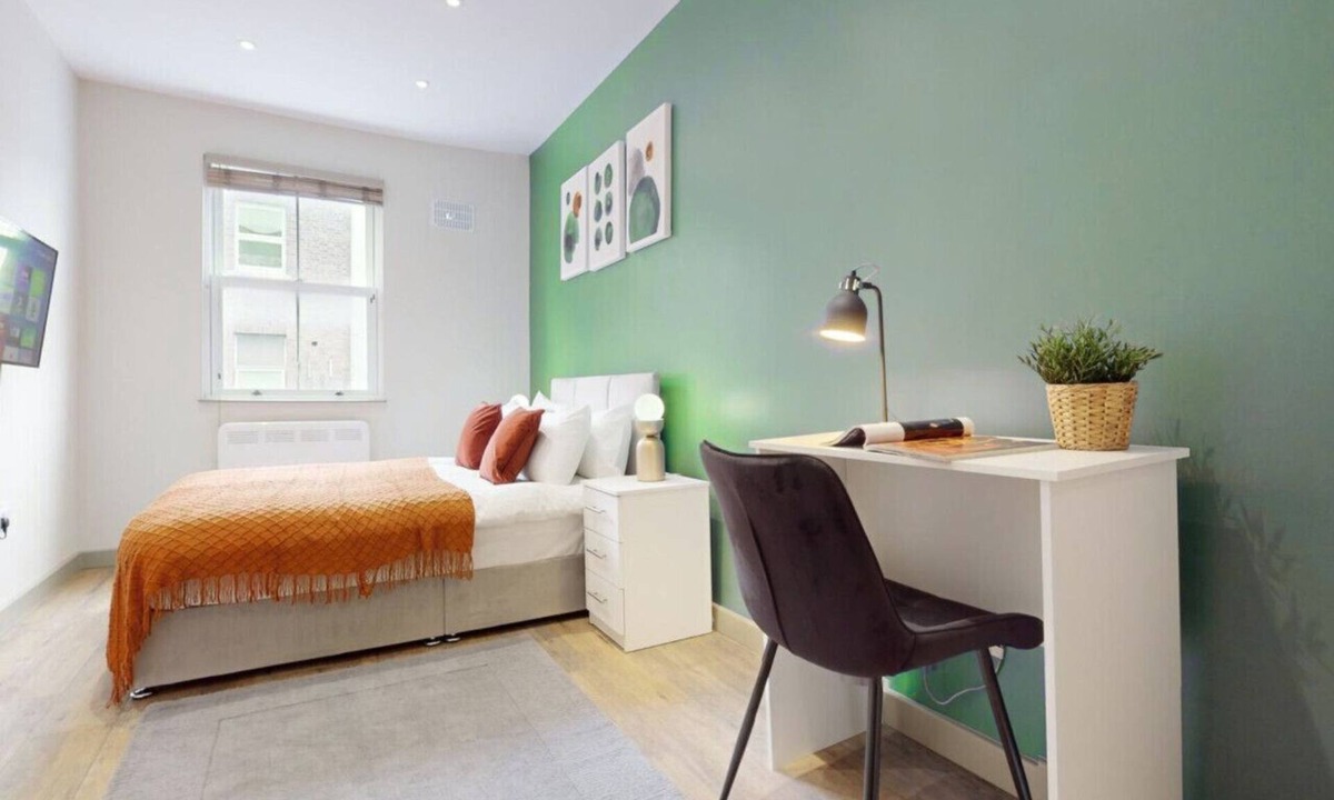 St. Mary's Park Apartment | Autumn Comfort: Friendly Studios Near Battersea