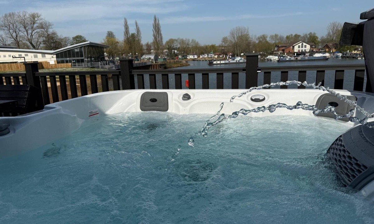 Great Billing Cabin | Azure Horizons - Retreat Hot Tub Glamping Pod GV04