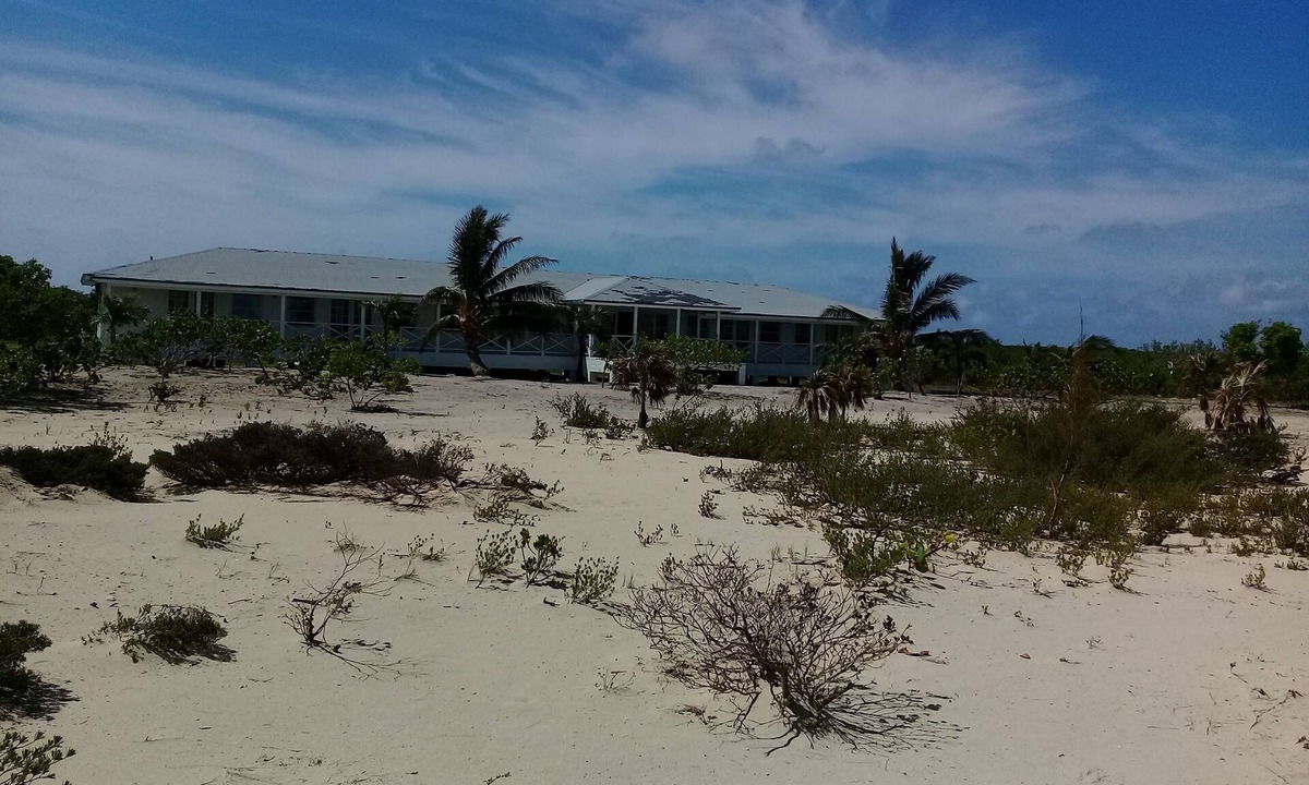 Salina Point Hotel | Bahamas Fishing Lodge Hotel Acklins Island