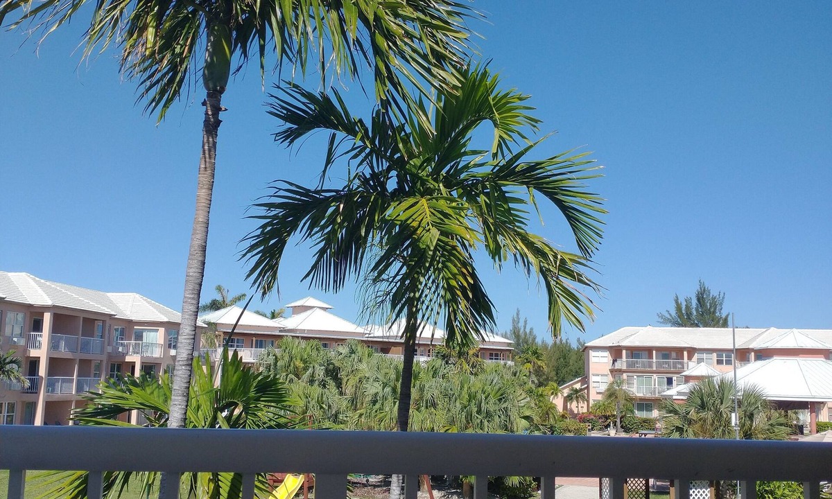 Williams Town Resort | Bahamas resort with 2 bedrooms, 2 bathrooms, full kitchen, living room, beach