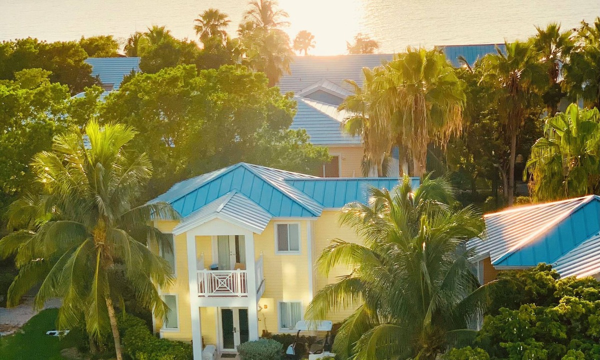 Alice Town House | Bahamian Rhapsody: 2-Story Treehouse in Prime Location Boat slip available 40ft