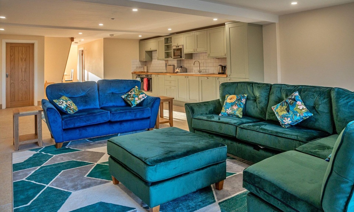 Little Rissington Cottage | Barn in Cotswolds with Hot Tub & Scenic Trails