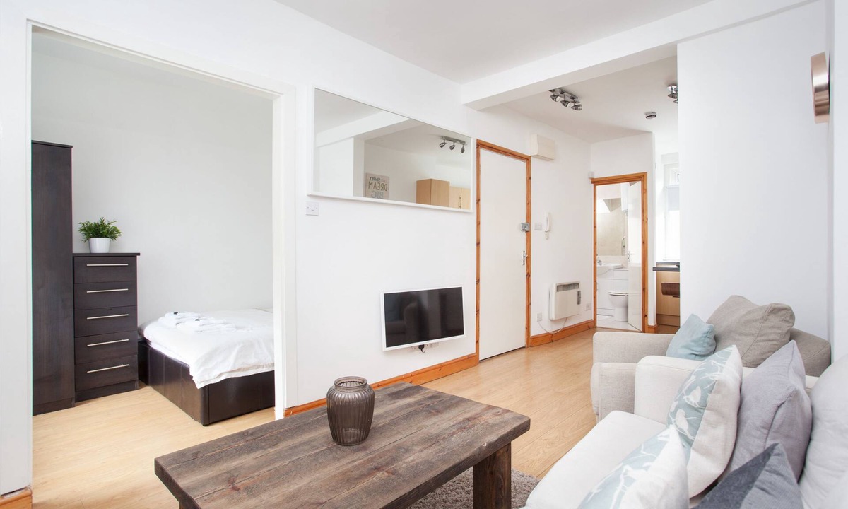 London City Centre Apartment | Basic Apartment for Two Amazing Location