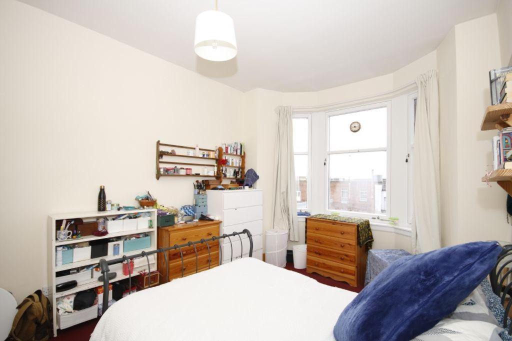 North West Apartment | Basic Three Bedroom Flat West End